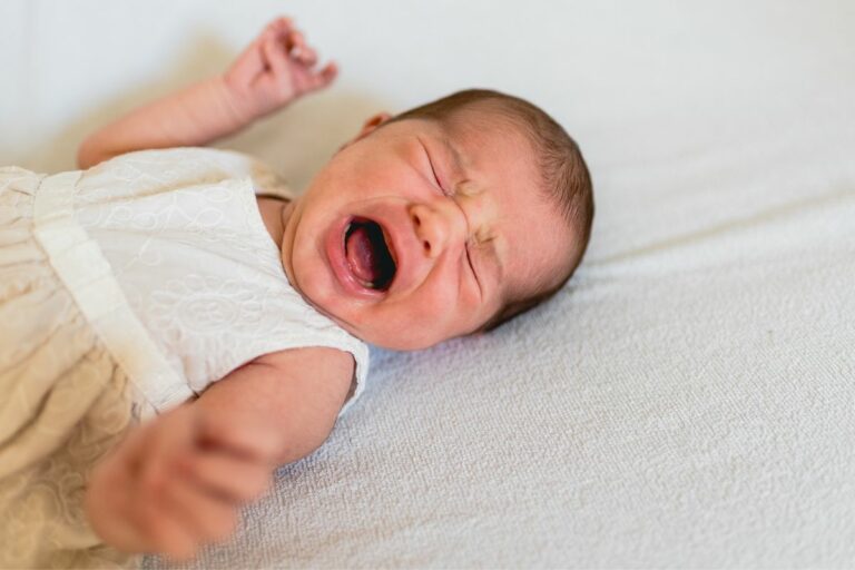 bébé en pleurs piqure punaise de lit