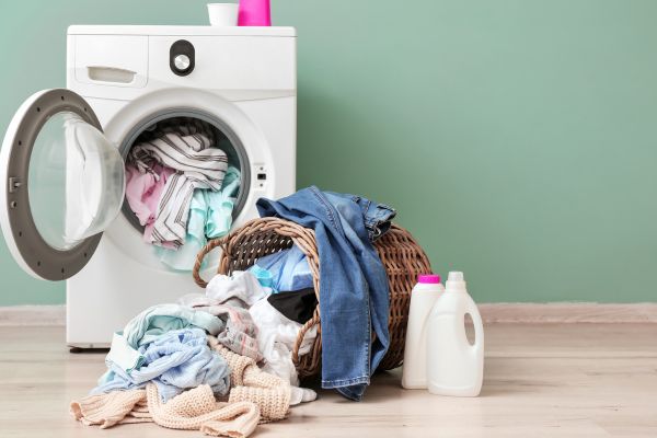 machine à laver avec linge lessive contre punaises